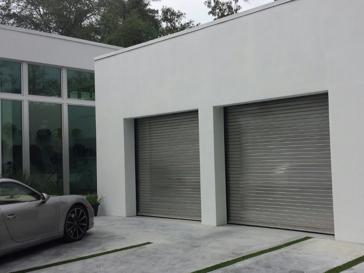 Our 2670-I INSULATED oversize Heavy Duty Rolling Door Provide energy efficiency with structural strength and durability for openings of oversize width or high. It offer the same benefits of our Service Rolling Doors with the added benefit of keeping thermal loss to an absolute mínimum.